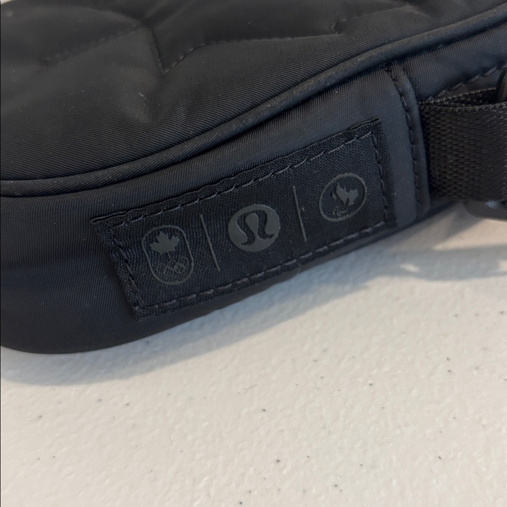 LULULEMON TEAM CANADA Future Legacy crossbody bag purse black OS unisex - Picture 16 of 16